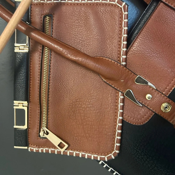 Clarks  vegan leather purse with removable clutch on the front EUC - Picture 5 of 13